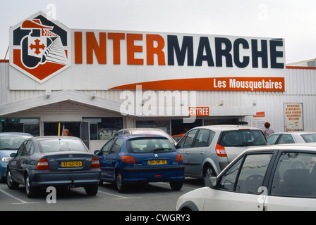 St Cyprien France Languadoc & Roussillon Intermarché supermarché et parking Banque D'Images