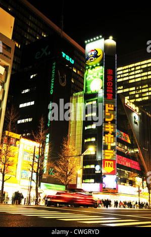 Tokyo, Japon - 28 décembre 2011 : vue de la nuit de Akihabara, principal centre commercial de Tokyo Banque D'Images