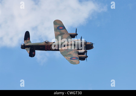 Avro Lancaster Bomber de la Battle of Britain Memorial Flight, sur-vol peu Gransden aérodrome. Banque D'Images