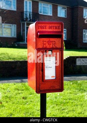 Royal Mail Post Box sur mât avec ER (Elizabeth II Regina) Cypher Angleterre Banque D'Images