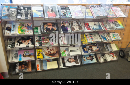 Rack de magazine emballé, Londres, Angleterre, Royaume-Uni Banque D'Images