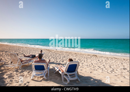 Les gens bronzage sur la plage au Sol Cayo Santa Maria, Cayo Santa Maria, Cuba. Banque D'Images