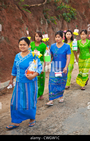 PROCESSION transportant des articles de foyer pour les jeunes hommes entrer dans un monastère bouddhiste à KENGTUNG également connu sous le nom de KYAINGTONG - Myanmar Banque D'Images