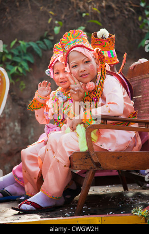 Les filles en costume font partie d'une procession pour les jeunes hommes entrer dans un monastère bouddhiste à KENGTUNG - Myanmar Banque D'Images