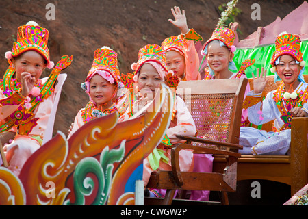 Les filles en costume font partie d'une procession pour les jeunes hommes entrer dans un monastère bouddhiste à KENGTUNG - Myanmar Banque D'Images