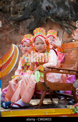 Les filles en costume font partie d'une procession pour les jeunes hommes entrer dans un monastère bouddhiste à KENGTUNG - Myanmar Banque D'Images