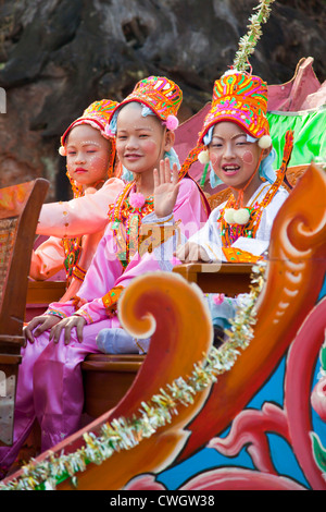 Les filles en costume font partie d'une procession pour les jeunes hommes entrer dans un monastère bouddhiste à KENGTUNG - Myanmar Banque D'Images