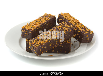 Les petites barres de gâteau au chocolat sur la plaque isolated on white Banque D'Images