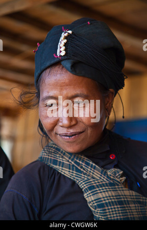 Une femme TRIBAL ANN en costume traditionnel de son village près de Kengtung également connu sous le nom de KYAINGTONG - Myanmar Banque D'Images