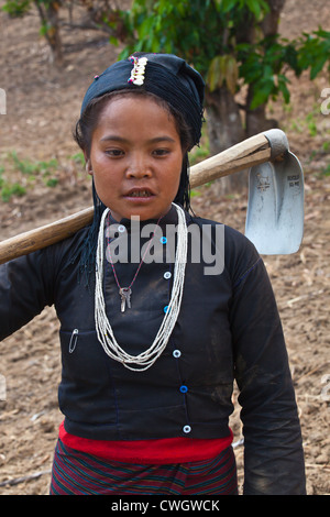 ANN villageois tribaux labourer la terre à la main dans un village près de Kengtung ou KYAINGTONG - Myanmar Banque D'Images