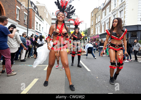 Août 27th, 2012. Londres, Royaume-Uni. Notting Hill Carnival danseurs effectuer dans des costumes colorés. Banque D'Images