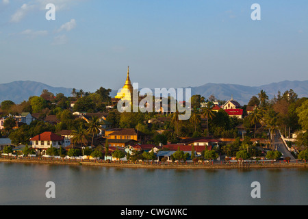 WAT JONG KHAM se trouve sur une colline au nord du lac NAUNG TUNG le centre de la ville de Kengtung savent également comme KYAINGTONG - Myanmar Banque D'Images