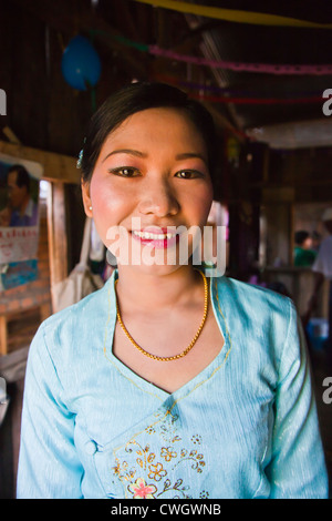 La fiancée de la TRIBU AKHA à leur mariage dans la ville de Kengtung savent également comme KYAINGTONG - Myanmar Banque D'Images