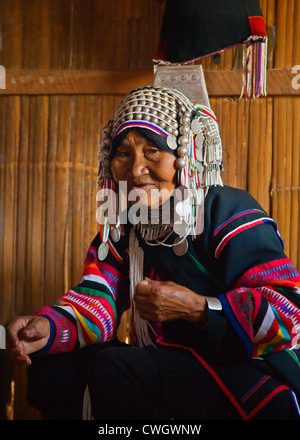 Femme de la tribu AKHA porte des coiffures élaborées en perles, pièces d'argent et tissés à la main coton - KENGTUNG ou KYAINGTONG Banque D'Images