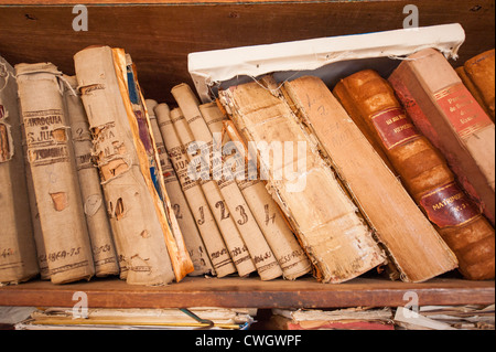 Vieux livres religieux sur la tablette à l'intérieur de l'Iglesia Mayor de San Juan Bautista de Remedios, Cuba l'église. Banque D'Images