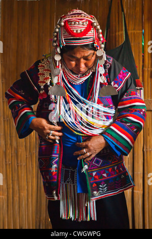 Femme de la tribu AKHA porte des coiffures élaborées en perles, pièces d'argent et tissés à la main coton - KENGTUNG ou KYAINGTONG Banque D'Images