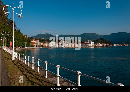 Vue panoramique depuis le front de mer de la Sella Rio de la ville de Ribadesella dans la Principauté des Asturies, Espagne, Europe Banque D'Images