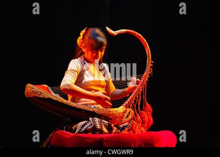 La musique de harpe traditionnelle est effectuée au Mandalay MARIONETTES THEATRE - MANDALAY, MYANMAR Banque D'Images