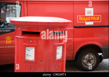 Royal Mail rouge double lettre fort avec un rouge royal mail van garé derrière 2012 Banque D'Images