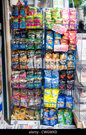 Nombre de paquets de chips de pommes de terre dans une variété de saveurs pour la vente sur l'affichage Banque D'Images