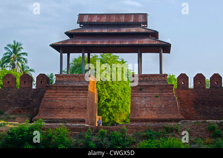 Le mur de la ville historique de l'INWA qui a servi de la capitol royaumes birmans depuis 400 ans - Myanmar Banque D'Images