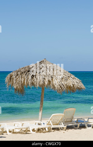 Parasol sur la plage Playa Ancon, Trinidad, Cuba. Banque D'Images