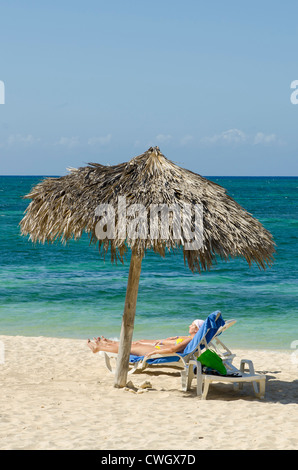 Parasol sur la plage Playa Ancon, Trinidad, Cuba. Banque D'Images