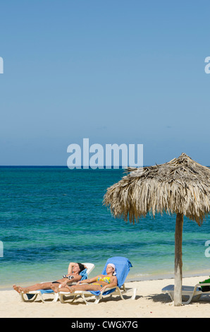 Bains de soleil sur la plage Playa Ancon, Trinidad, Cuba. Banque D'Images