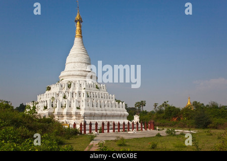 PAYAS bouddhiste dans la ville historique de INWA qui a servi de la capitale des royaumes birmans depuis 400 ans - Myanmar Banque D'Images