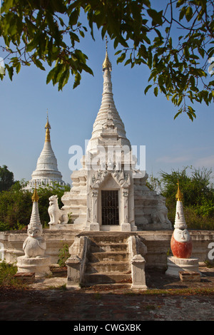 PAYAS bouddhiste dans la ville historique de INWA qui a servi de la capitale des royaumes birmans depuis 400 ans - Myanmar Banque D'Images