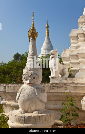 PAYAS bouddhiste avec owl à INWA historique qui a servi de la capitale des royaumes birmans depuis 400 ans - Myanmar Banque D'Images