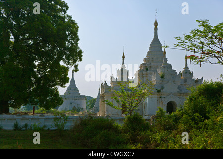 PAYAS bouddhiste dans la ville historique de INWA qui a servi de la capitale des royaumes birmans depuis 400 ans - Myanmar Banque D'Images