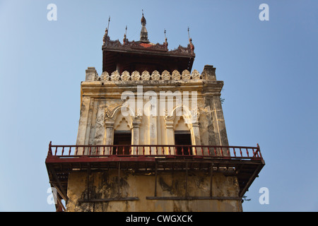 NANMYIN est un tour de Pise dans la ville historique de INWA qui a servi de la capitale des royaumes birmans depuis 400 ans - Myanmar Banque D'Images