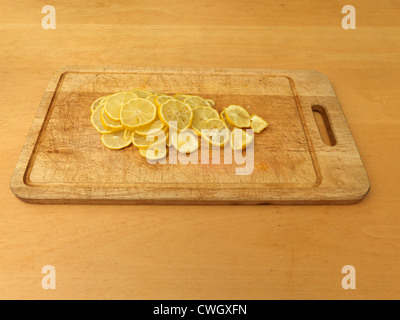 Faire Confiture de figues figues citrons en tranches sur une planche à découper Banque D'Images