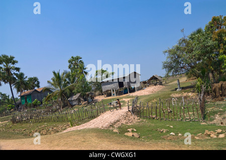 Grand angle de visualisation horizontal typique d'une maison en bois sur pilotis au Cambodge rural Banque D'Images