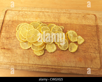 Faire Confiture de figues figues citrons en tranches sur une planche à découper Banque D'Images