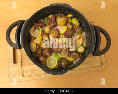 Faire Confiture de figues figues avec du citron et le sucre dans la casserole Bouillante Banque D'Images