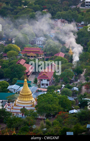 TEMPLE bouddhiste de Mandalay Hill MANDALAY, MYANMAR - Banque D'Images