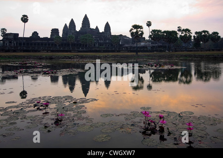 Vue horizontale de l'étonnante architecture au Prasat Angkor Wat reflété dans le lac au lever du soleil Banque D'Images