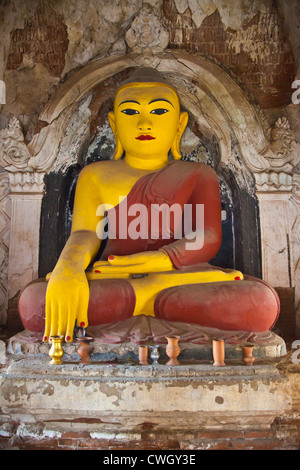 STATUE DE Bouddha dans la pagode de TAUNG MIN GYI complexe dans Amarapura l'ancienne capitale royale à 11 kilomètres de Mandalay - Myanmar Banque D'Images