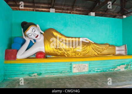 Bouddha couché dans le TAUNG MIN GYI complexe pagode dans Amarapura l'ancienne capitale royale à 11 kilomètres de Mandalay - Myanmar Banque D'Images