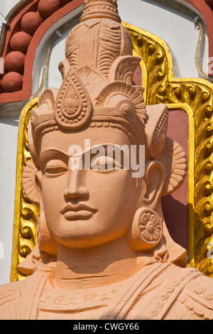 Un THIDAGU sculpté extérieur de l'université bouddhiste mondiale est situé à la base de la colline de Sagaing, près de Mandalay - Myanmar Banque D'Images
