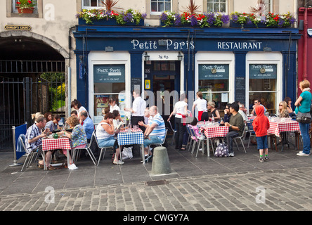 Les clients dînant sur des nappes à carreaux sur des tables à l'extérieur du petit Paris, un bistro français, un restaurant, un café, Grassmarket, Édimbourg Banque D'Images