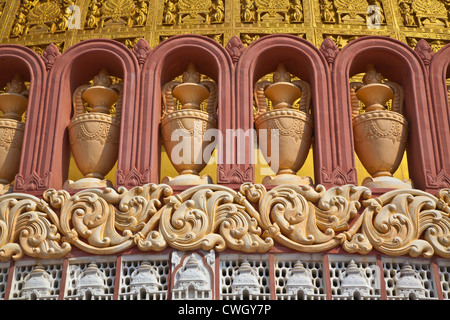 Un THIDAGU sculpté extérieur de l'université bouddhiste mondiale est situé à la base de la colline de Sagaing, près de Mandalay - Myanmar Banque D'Images