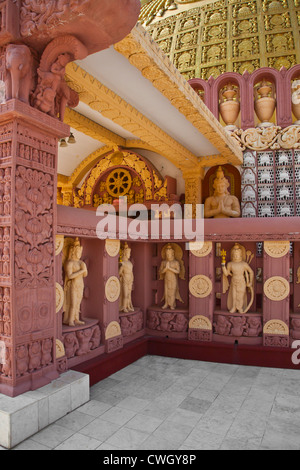 Un THIDAGU sculpté extérieur de l'université bouddhiste mondiale est situé à la base de la colline de Sagaing, près de Mandalay - Myanmar Banque D'Images