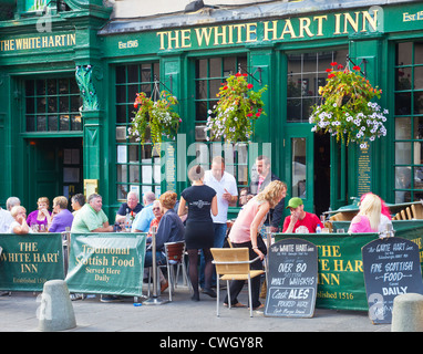 Clients à l'extérieur de The White Hart Inn, l'un des plus anciens d'Édimbourg hostelleries. Grassmarket, Vieille Ville. L'Écosse, Royaume-Uni Banque D'Images