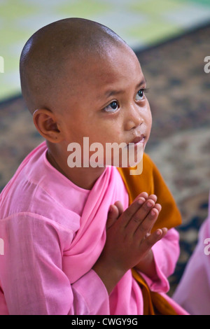 Jeunes moniales à U PONYA SHIN PAGODA au sommet de la colline de Sagaing, près de Mandalay - Myanmar Banque D'Images