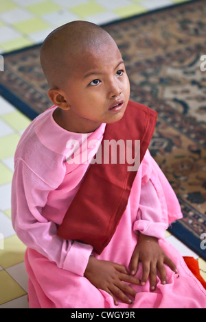 Jeunes moniales à U PONYA SHIN PAGODA au sommet de la colline de Sagaing, près de Mandalay - Myanmar Banque D'Images