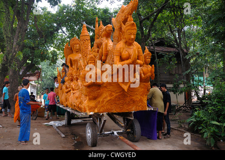 Figures de cire sculpté énorme défilé dans les rues pour la bougie et cire festival (Khao Phansa) le 2/08/2012 à Ubon Ratchatha Banque D'Images