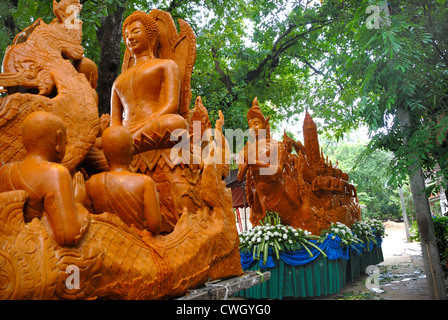 Figures de cire sculpté énorme défilé dans les rues pour la bougie et cire festival (Khao Phansa) le 2/08/2012 à Ubon Ratchatha Banque D'Images